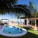 Home2book Design Asian Sabina, Heated Pool & View 사우살