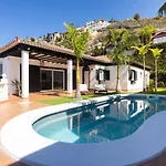 Home2book Design Asian Sabina, Heated Pool & View * 사우살